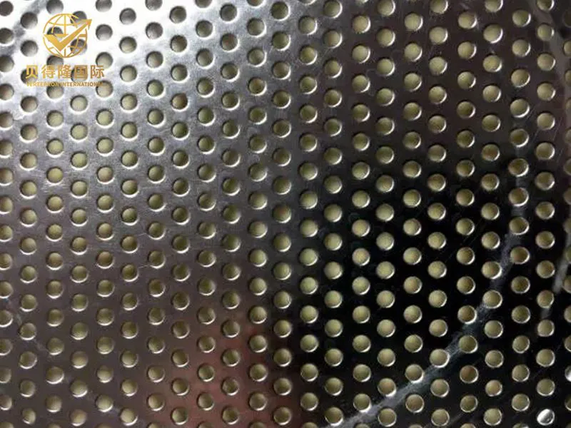 شبكة معدنية مثقبة