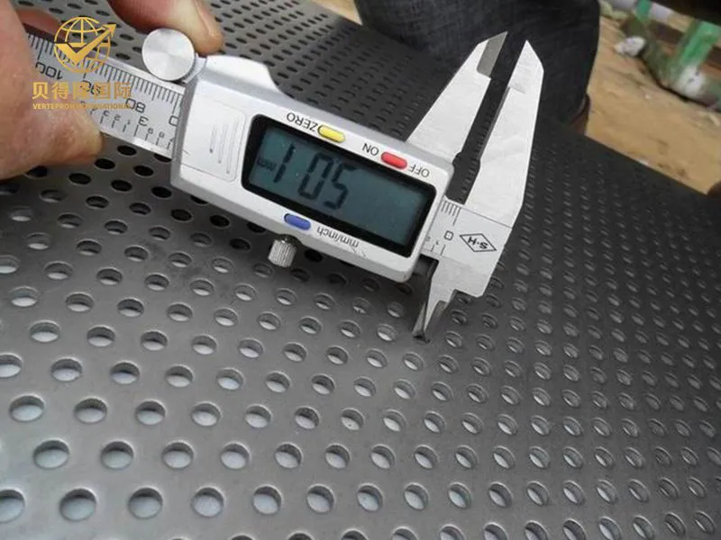 شبكة معدنية مثقبة